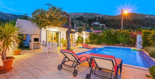 Üzümlü'de Havuzlu, Doğa İle İç İçe Villa Tatili 4 Resim