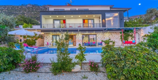 Üzümlü'de Çiftlere Özel Havuzlu Lüks Villa 3 Resim