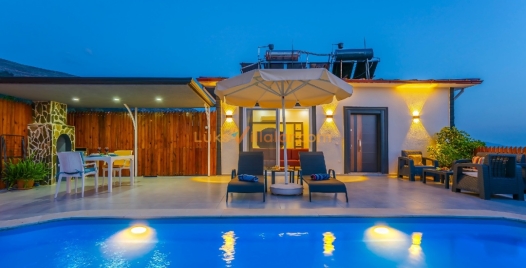 Üzümlü'de Korunaklı, Isıtmalı Havuzlu Lüks Villa 2 Resim