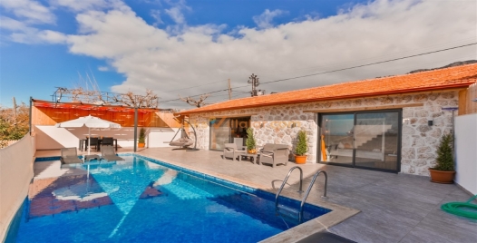 Üzümlü'de Çiftlere Özel Havuzlu Rahat Villa 2 Resim