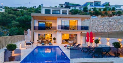 Yeşilköy'de Özel Havuzlu, Modern ve Konforlu Villa 4 Resim