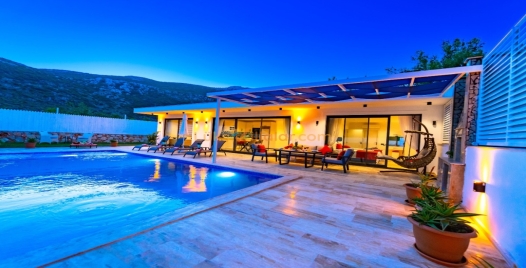 Bezirgan'da Özel Havuzlu, Doğa İçinde Lüks Tatil Villası 0 Resim
