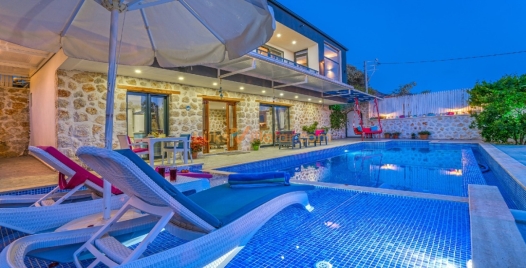 Üzümlü'de Çiftlere Özel Havuzlu Lüks Villa 4 Resim