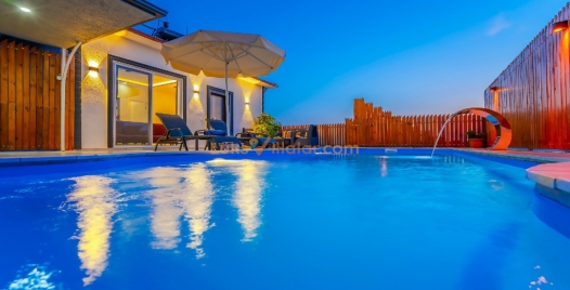 Üzümlü'de Korunaklı, Isıtmalı Havuzlu Lüks Villa 4 Resim