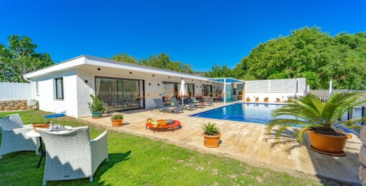 Bezirgan'da Özel Havuzlu, Doğa İçinde Lüks Tatil Villası 3 Resim