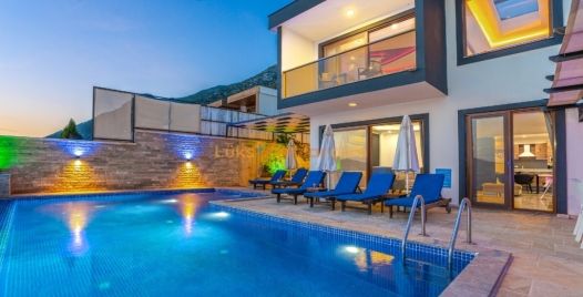 Antalya'da Özel Havuzlu, Doğa İçinde Lüks Villa 0 Resim