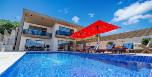 Yeşilköy'de Özel Havuzlu, Modern ve Konforlu Villa 1 Resim