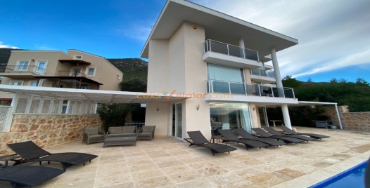 Kalkan'da Geniş Aileler İçin Lüks ve Özel Havuzlu Villa 3 Resim