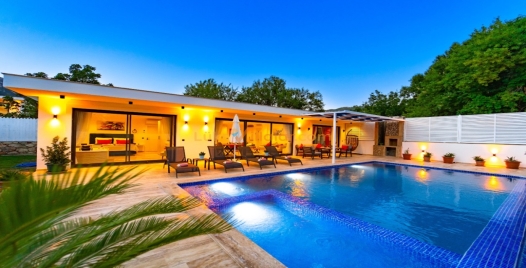 Bezirgan'da Özel Havuzlu, Doğa İçinde Lüks Tatil Villası 1 Resim
