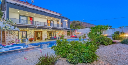 Üzümlü'de Çiftlere Özel Havuzlu Lüks Villa 2 Resim
