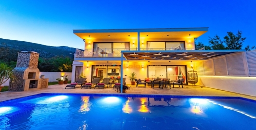 Bezirgan'da Özel Havuzlu, Aile Dostu Lüks Villa 0 Resim