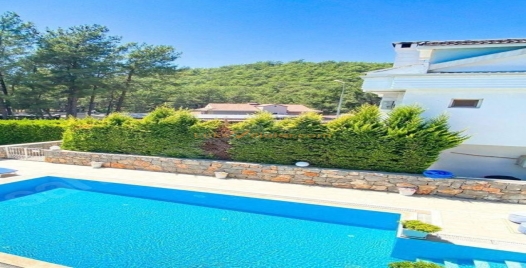Fethiye'de Geniş Havuzlu, Doğa İçinde Lüks Tatil Villası 3 Resim