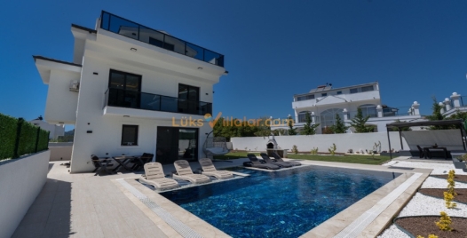 Ovacık'ta Lüks ve Özel Havuzlu Tatil Villası 3 Resim