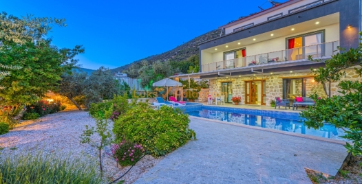 Üzümlü'de Çiftlere Özel Havuzlu Lüks Villa 1 Resim